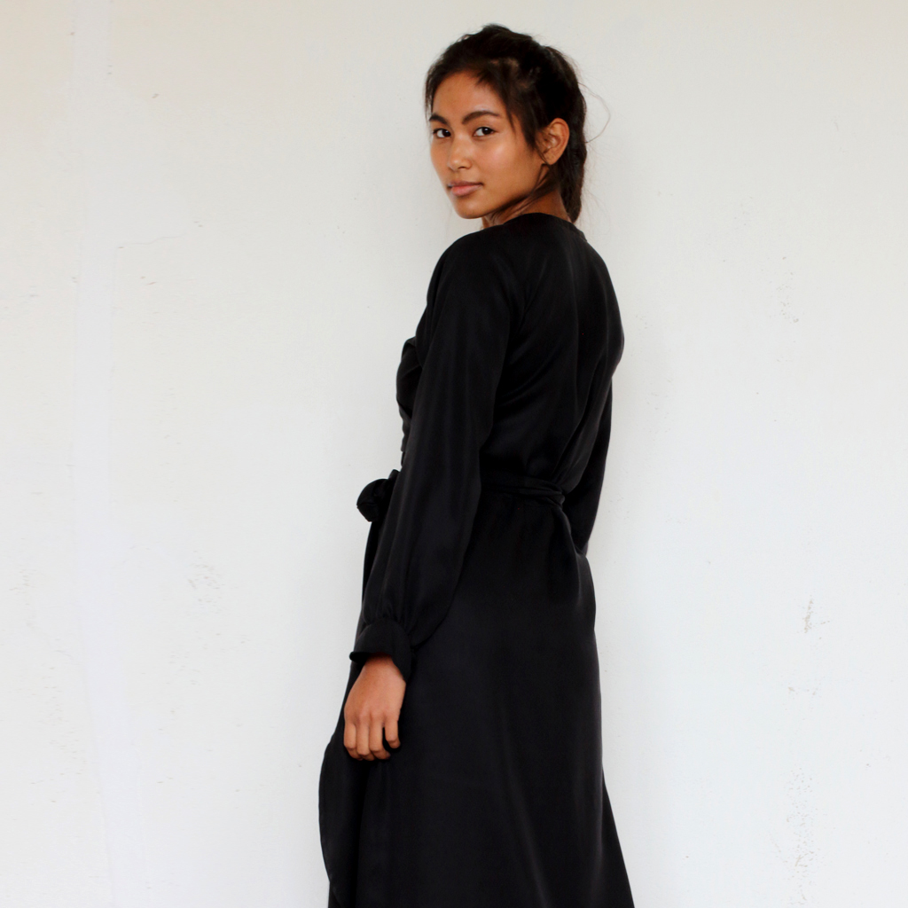 Falta_schwarz1 Langärmeliges Maxi-Wickelkleid