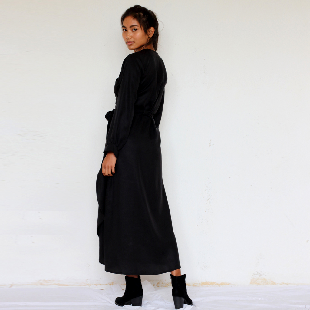 Falta_schwarz2 Langärmeliges Maxi-Wickelkleid