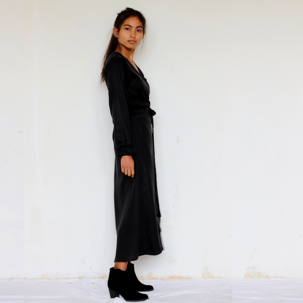 Falta_schwarz3 Langärmeliges Maxi-Wickelkleid