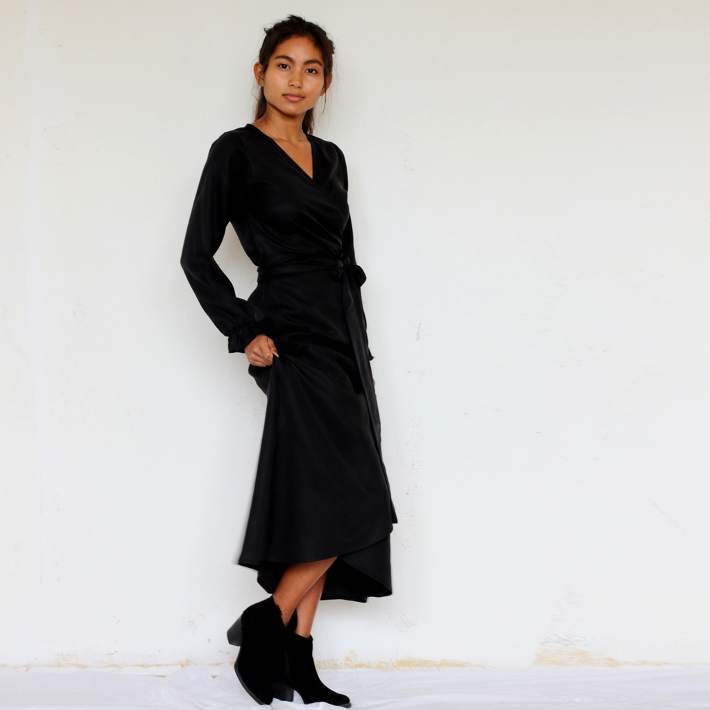 Falta_schwarz4 Langärmeliges Maxi-Wickelkleid