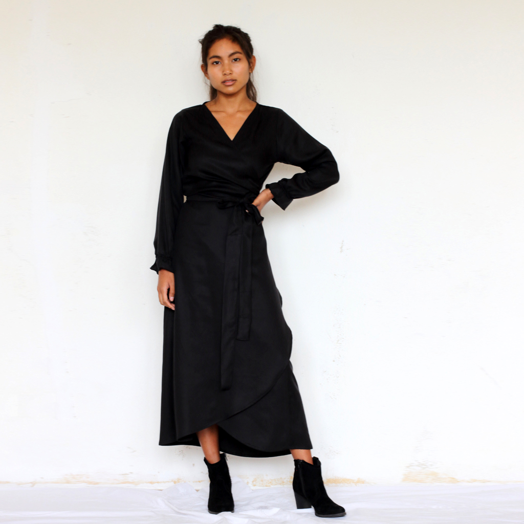 Falta_schwarz5 Langärmeliges Maxi-Wickelkleid