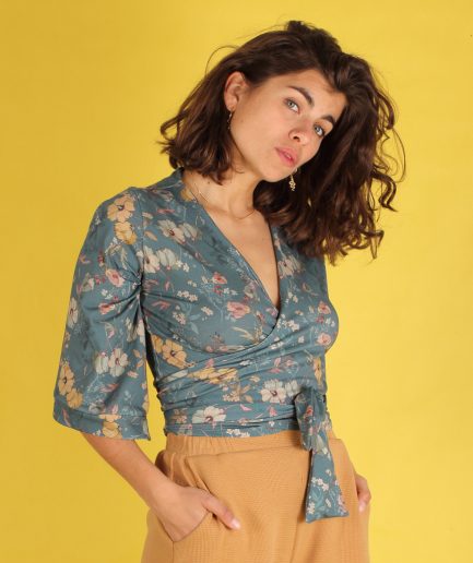 Elegante Wickelbluse Floralia aus nachhaltiger Bio-Baumwolle