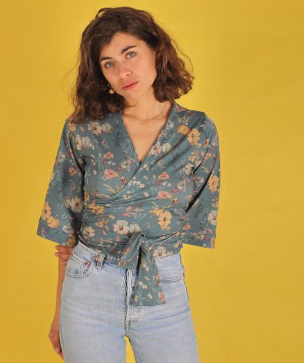 Bio-Baumwollbluse Floralia mit stilvollem Wickeldesign