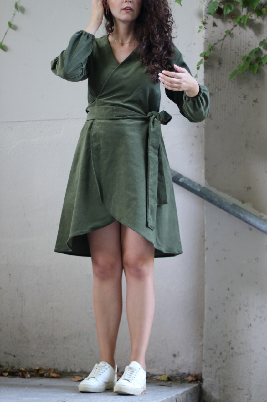 Cordkleid_grün_1 Large Wickelkleid aus Cord grün