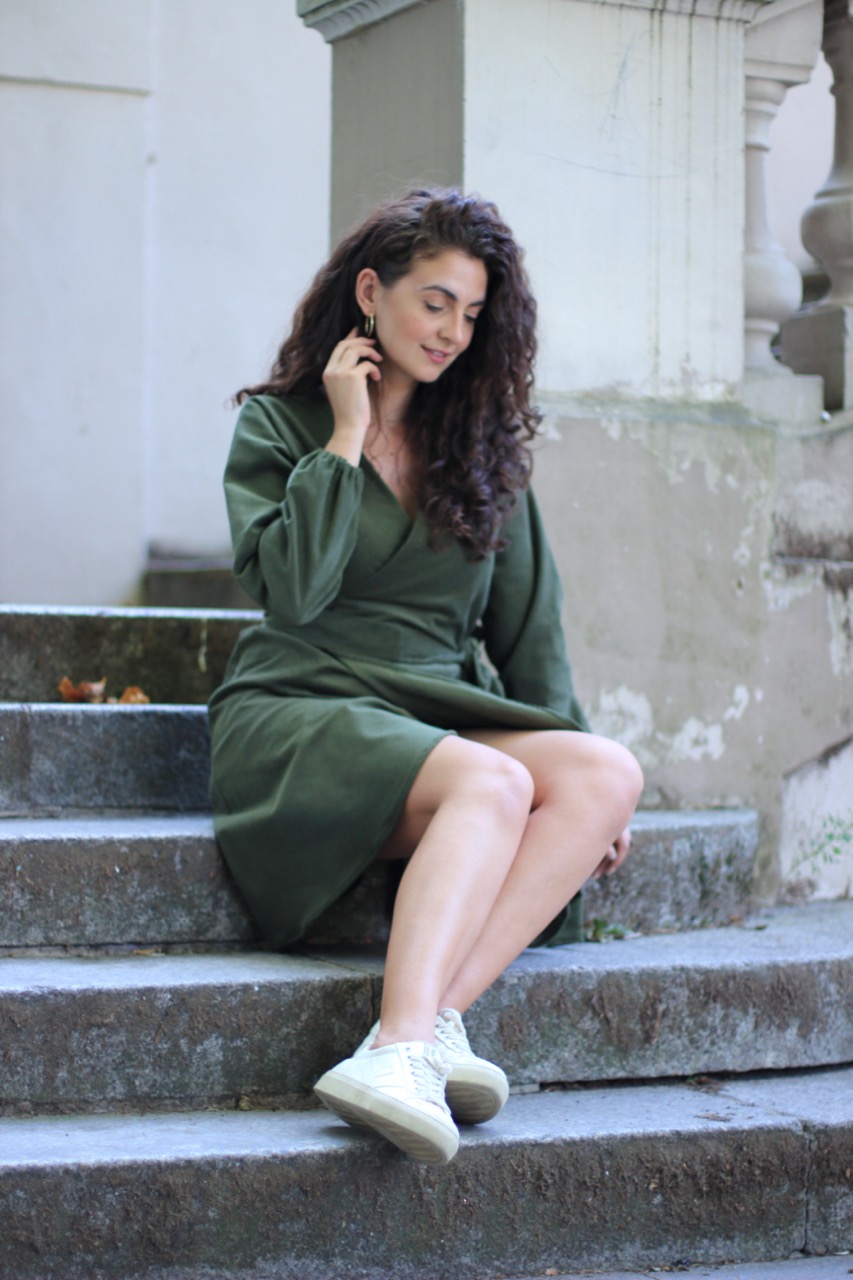 Cordkleid_grün_8 Large Wickelkleid aus Cord grün