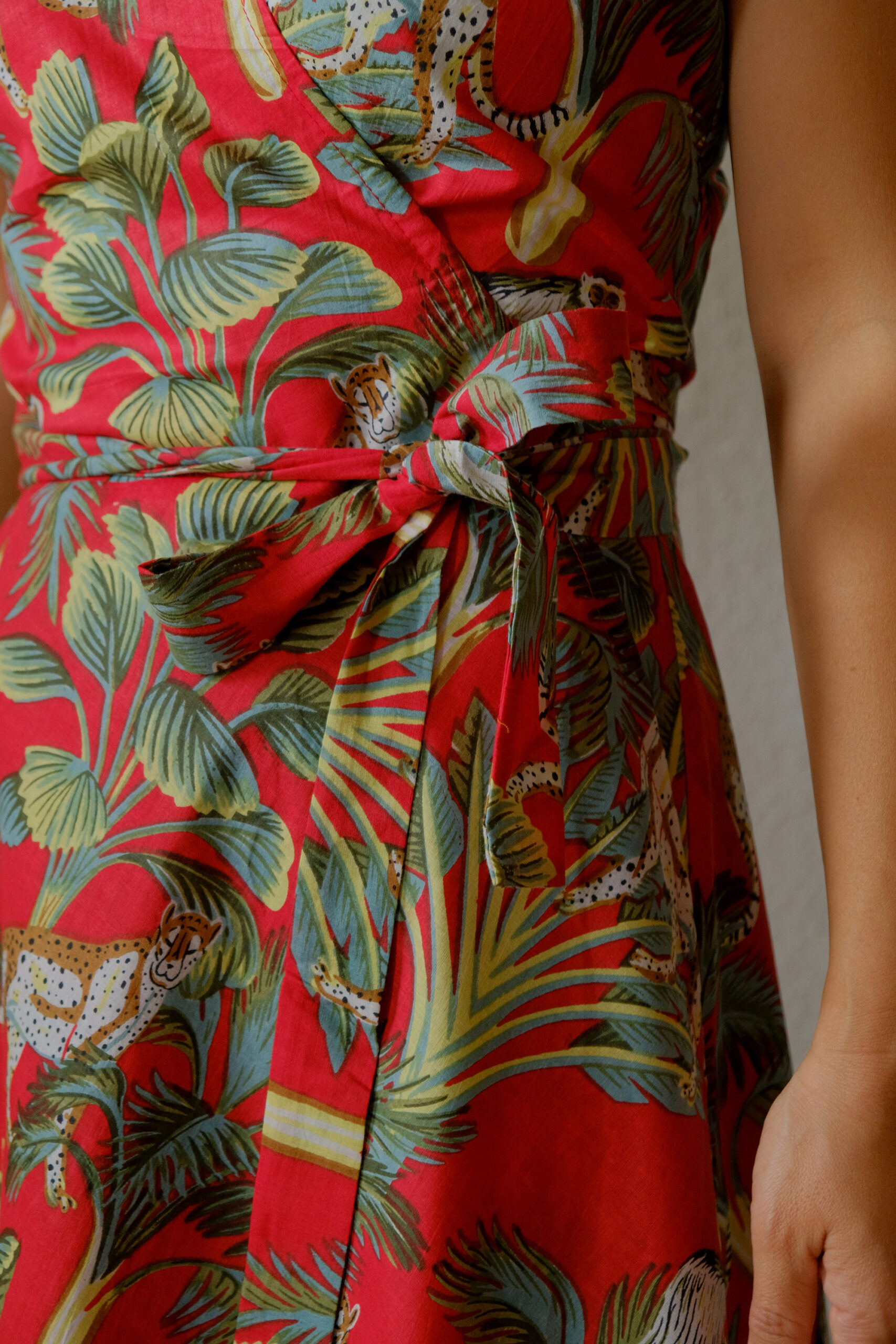 Patara Detail_klein nachhaltige Wickelkleid mit Dschungelprint